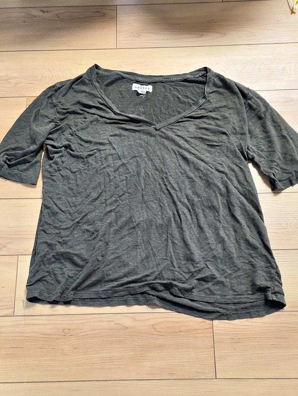 Velvet by Graham & Spencer Short Sleeve V-Neck Gray Medium